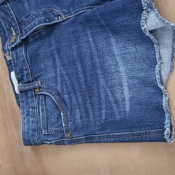 Kut from the Kloth Medium Dark Wash Gidget Fray Jean Short Size 10 - Picture 2 of 7
